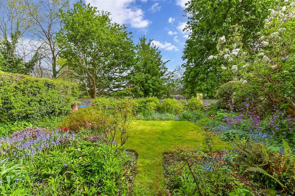 3 bedroom detached house for sale in Mill Street, East Malling, West