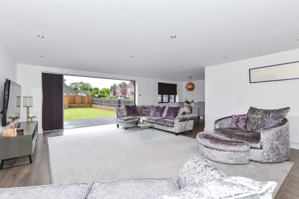 4 bedroom semidetached house for sale in Mill Street, East Malling
