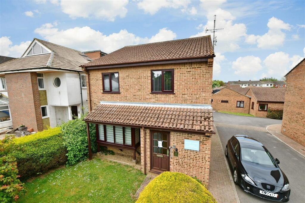 2 bedroom flat for sale in Stockett Lane, Coxheath, Maidstone, Kent, ME17