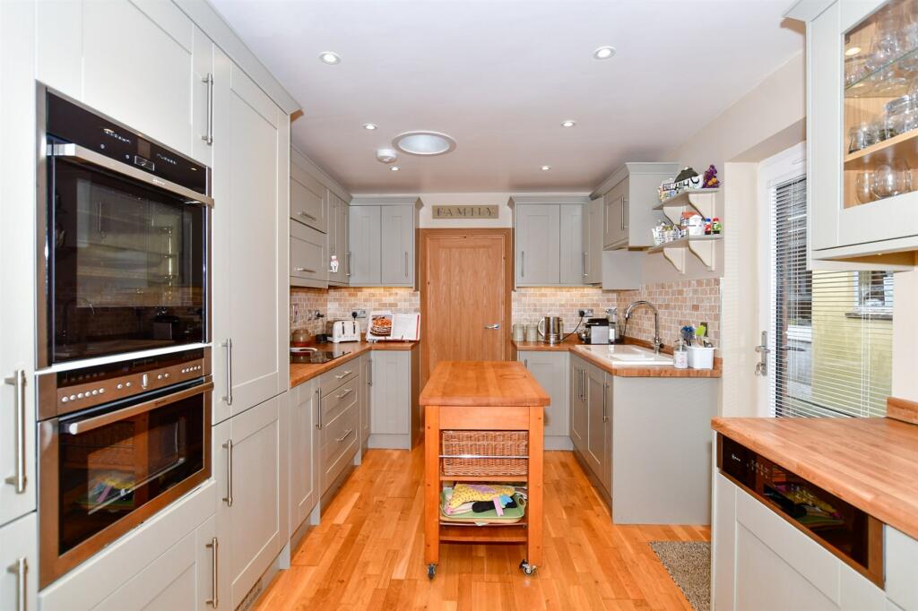 3 bedroom detached bungalow for sale in Wheelers Lane, Linton