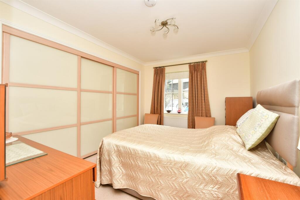 2 bedroom ground floor flat for sale in Mote Park, Maidstone, Kent, ME15