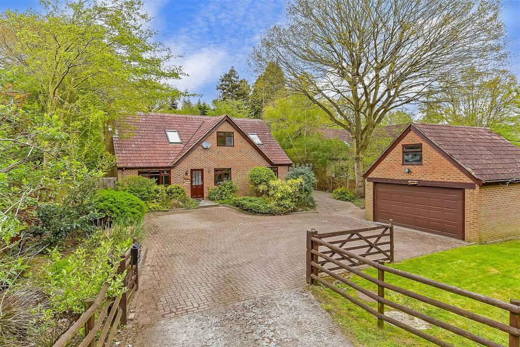 5 bedroom detached house for sale in Meadow Lane, Culverstone, Meopham