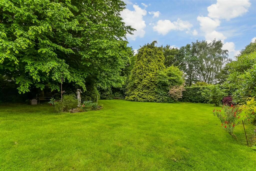 3 bedroom detached bungalow for sale in Silver Birch Avenue