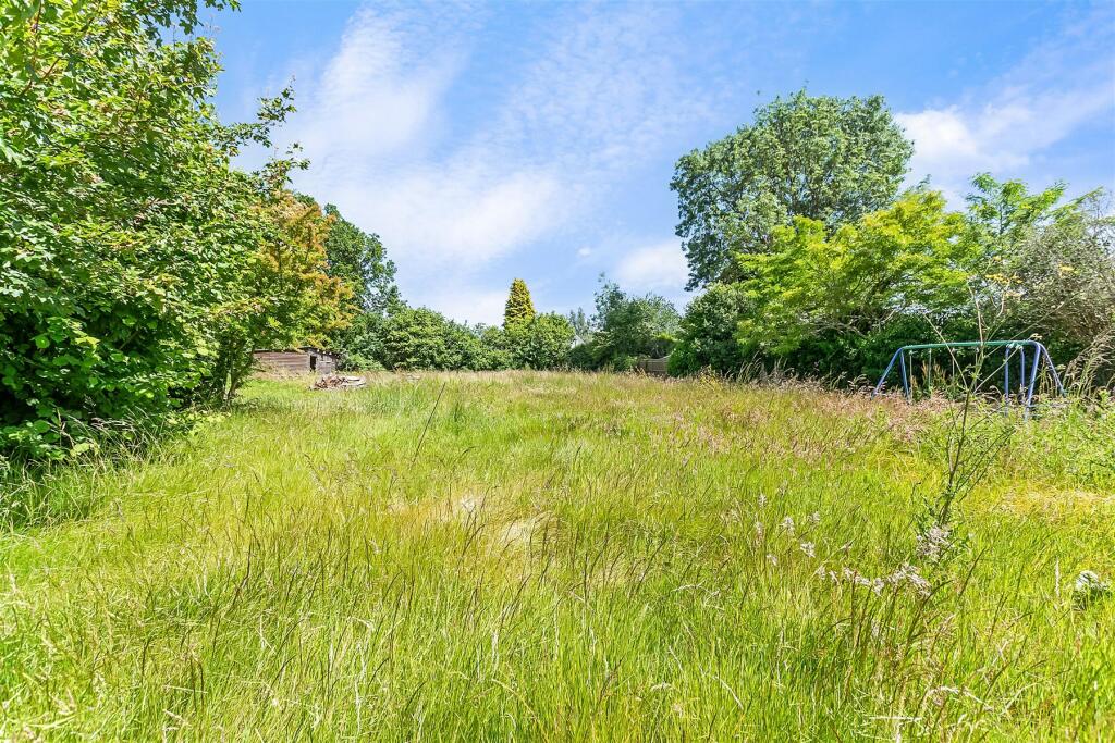 4 bedroom detached house for sale in Wrotham Road, Meopham, Kent, DA13