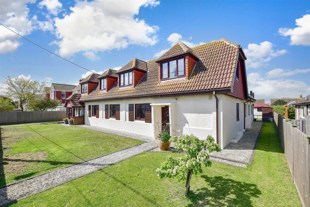 7 bedroom detached house for sale in Merritt Road, Greatstone, New