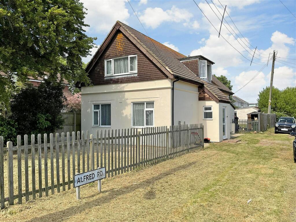 4 bedroom detached house for sale in Dunes Road, Greatstone, Kent, TN28