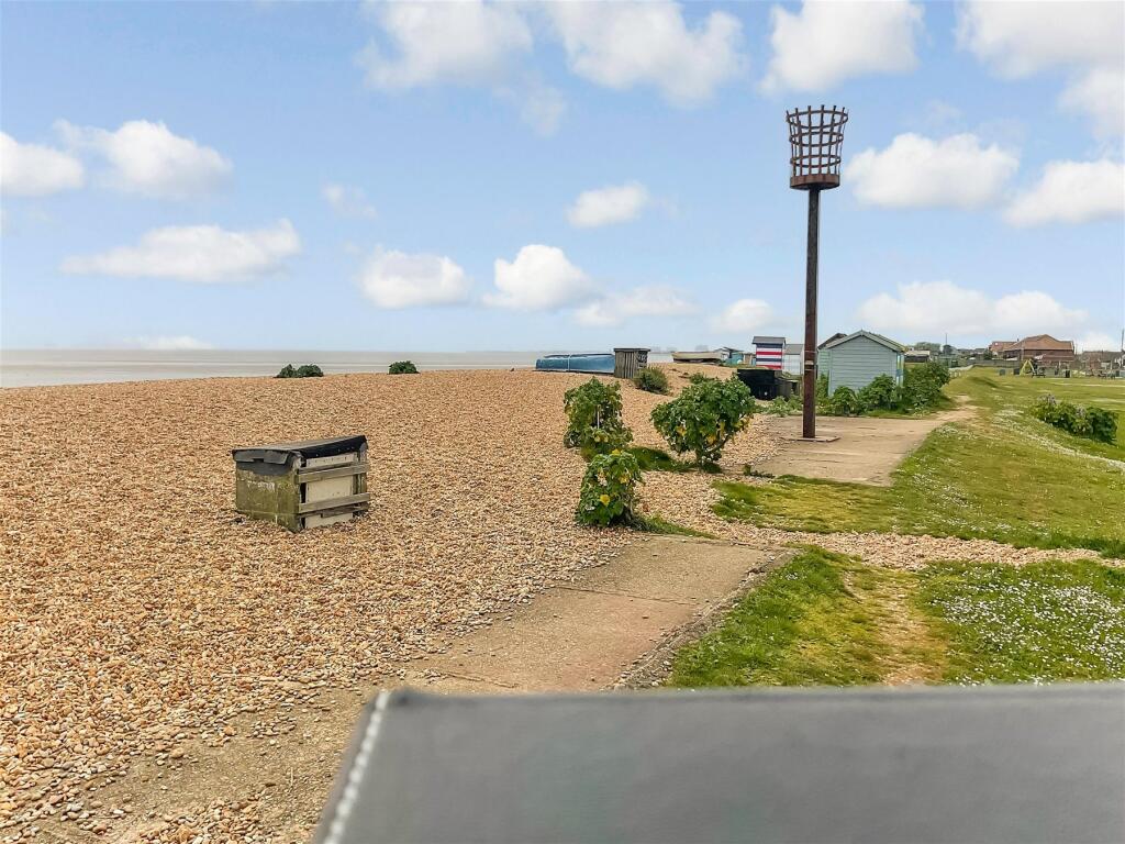 2 bedroom ground floor flat for sale in The Parade, Greatstone, Kent, TN28