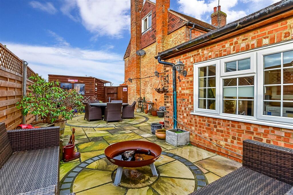 3 bedroom end of terrace house for sale in Collier Street, Tonbridge
