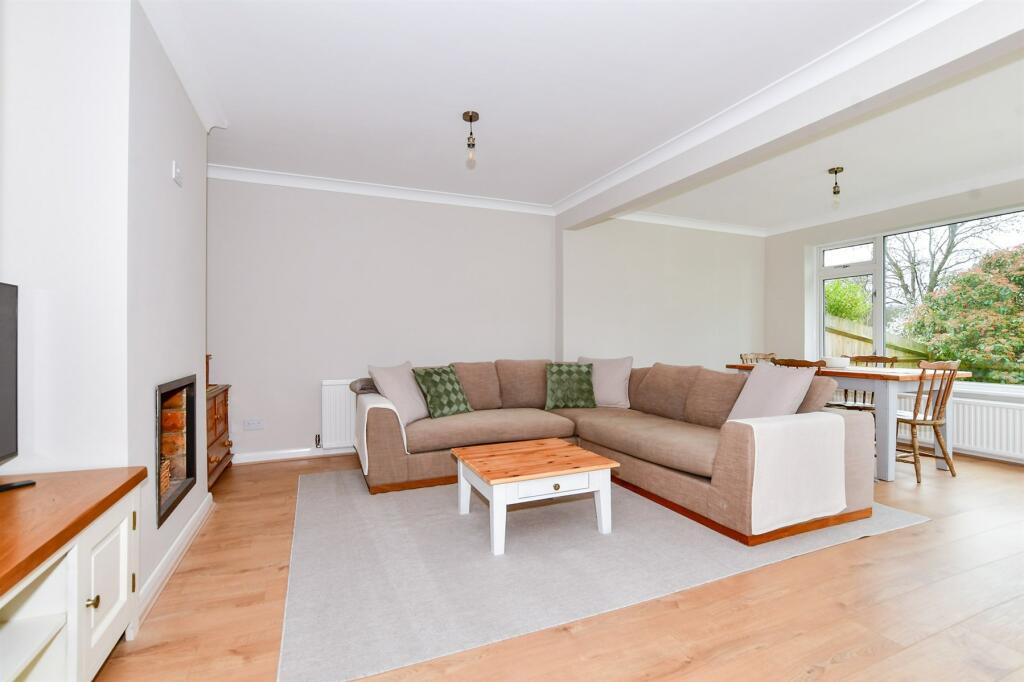 4 bedroom semidetached bungalow for sale in Fromandez Drive