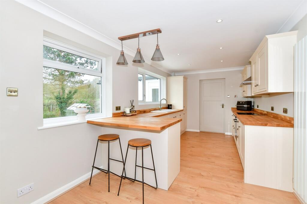 4 bedroom semidetached bungalow for sale in Fromandez Drive