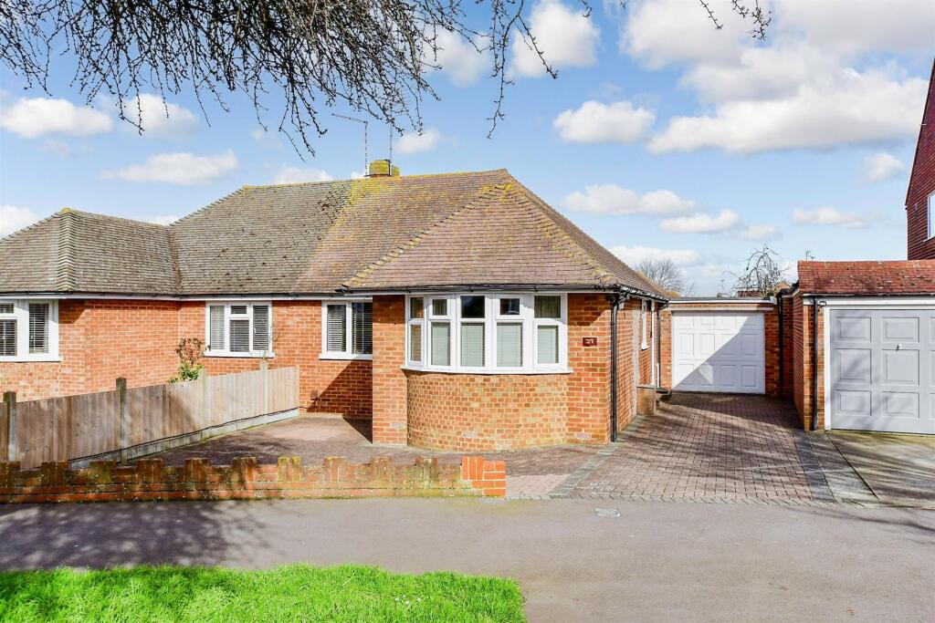 2 bedroom semidetached bungalow for sale in Childscroft Road, Rainham
