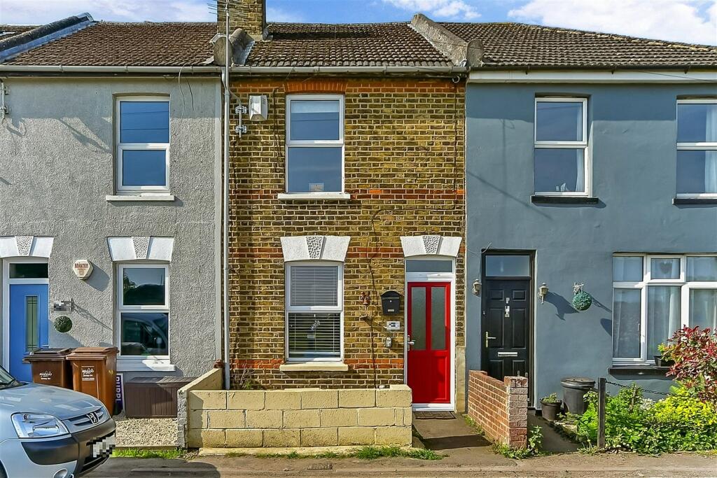 2 bedroom terraced house for sale in Lower Rainham Road, Rainham