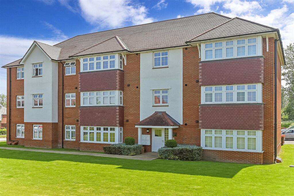 1 bedroom ground floor flat for sale in Bramling Way, Rainham