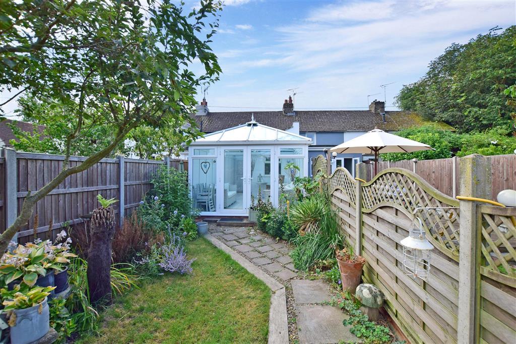 2 bedroom cottage for sale in The Street, Bredhurst, Gillingham, Kent, ME7