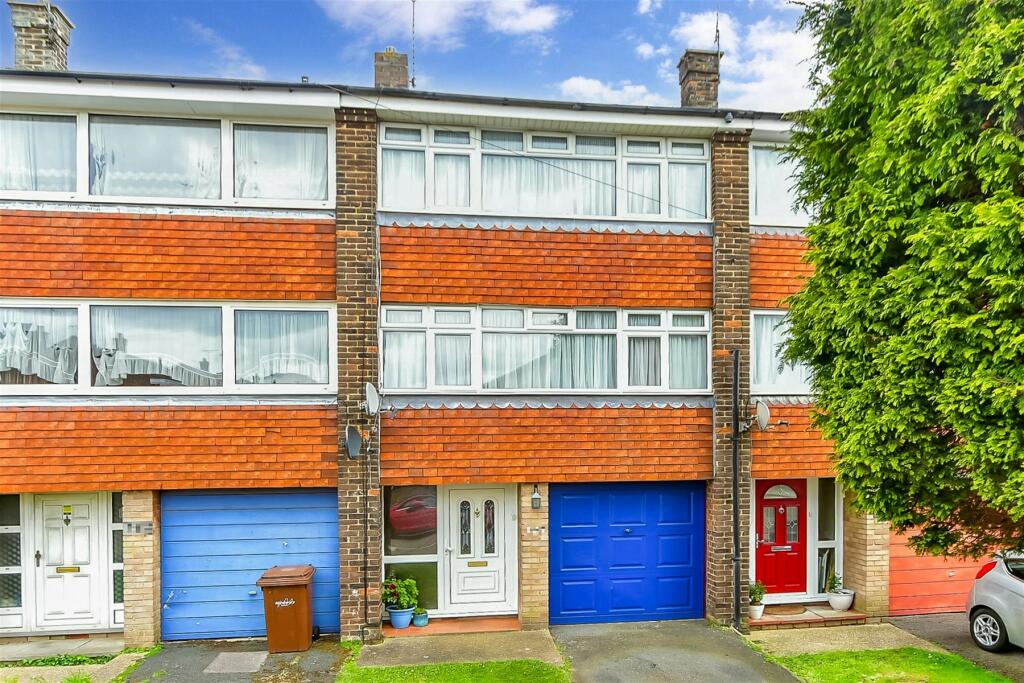 4 bedroom town house for sale in Broadview Avenue, Rainham, Gillingham