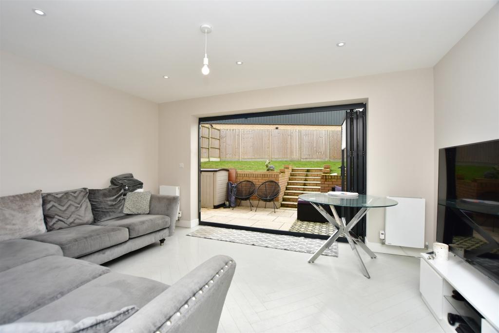 4 bedroom semidetached house for sale in Commodores Close, MinsterOn