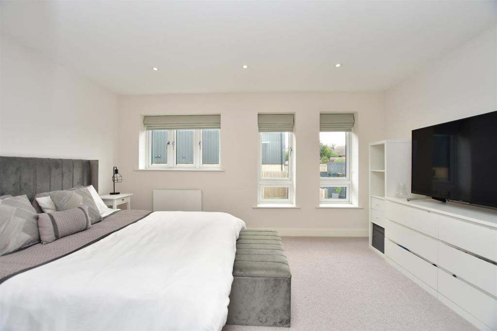 4 bedroom semidetached house for sale in Commodores Close, MinsterOn