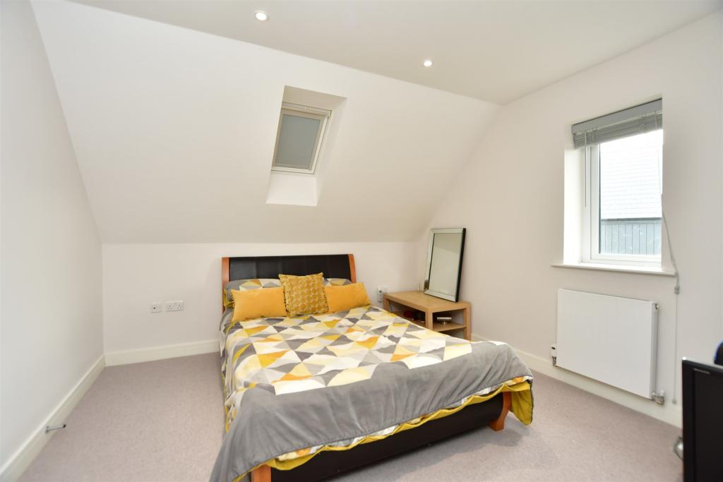 4 bedroom semidetached house for sale in Commodores Close, MinsterOn