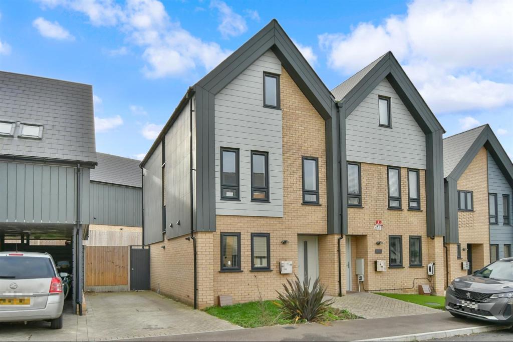 4 bedroom semidetached house for sale in Commodores Close, MinsterOn