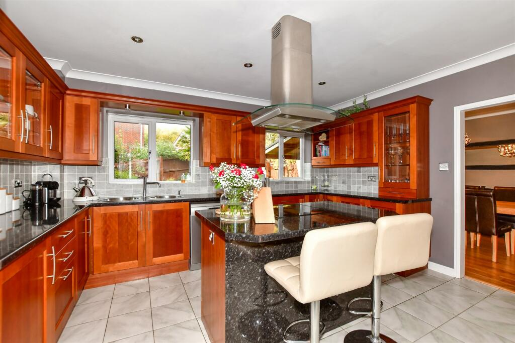 4 bedroom detached house for sale in Cinnabar Drive, Sittingbourne