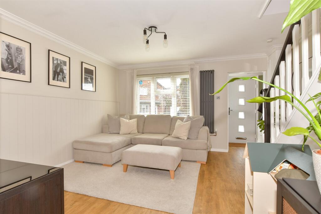 3 bedroom semidetached house for sale in Satis Avenue, Sittingbourne