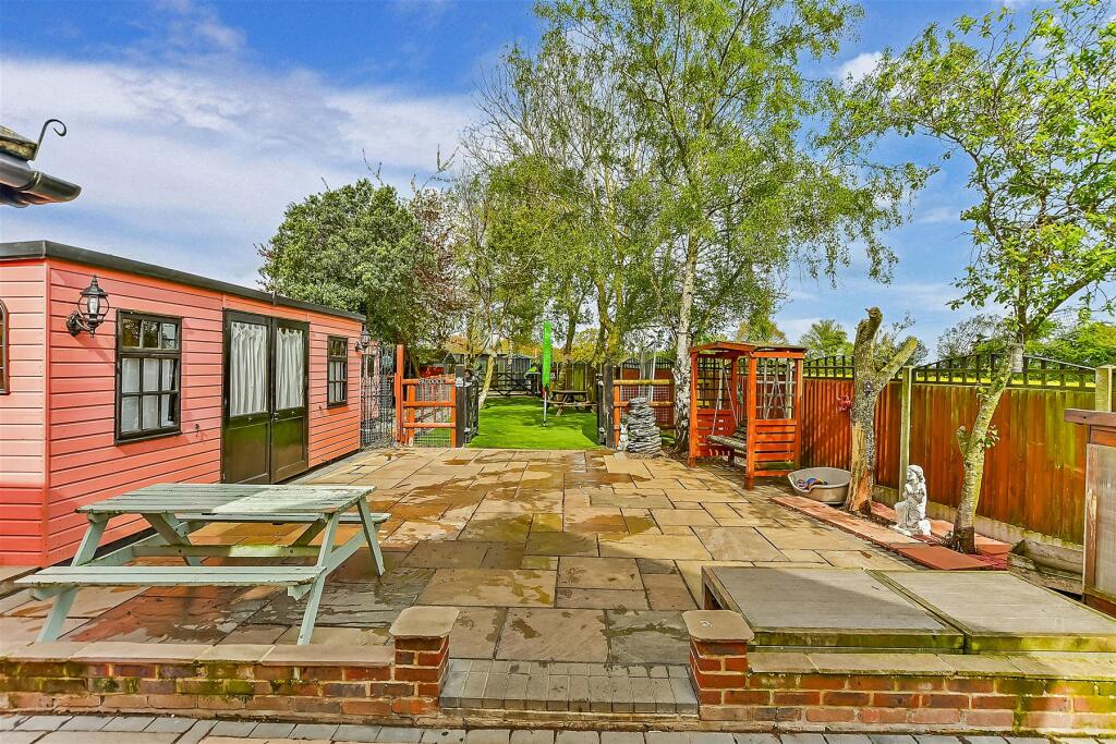 2 bedroom detached house for sale in Faversham Road, Wichling