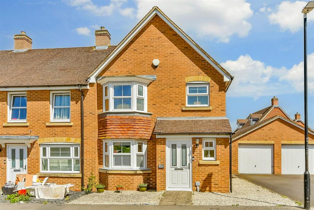 3 bedroom semidetached house for sale in Bluebell Drive, Sittingbourne