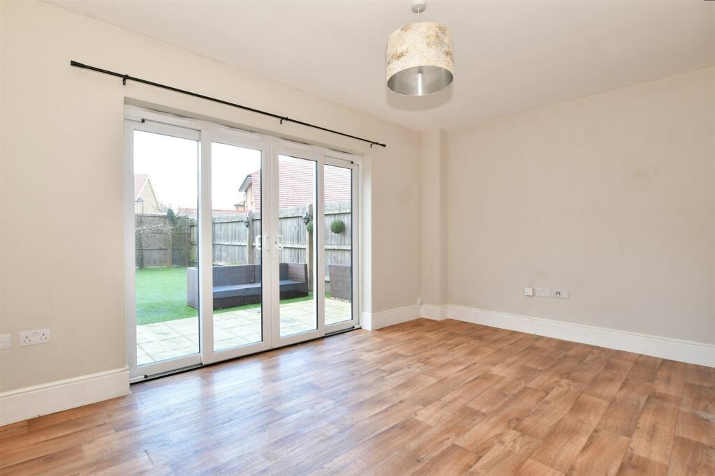 4 bedroom town house for sale in Germander Avenue, Halling, Rochester