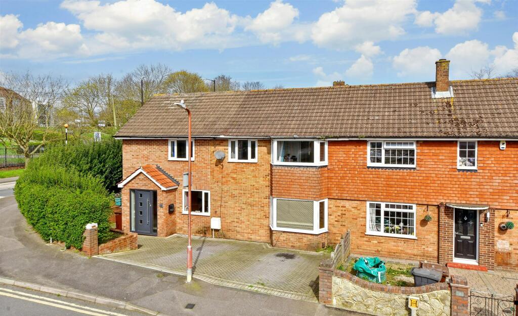 3 bedroom end of terrace house for sale in Nevill Road, Snodland, Kent, ME6