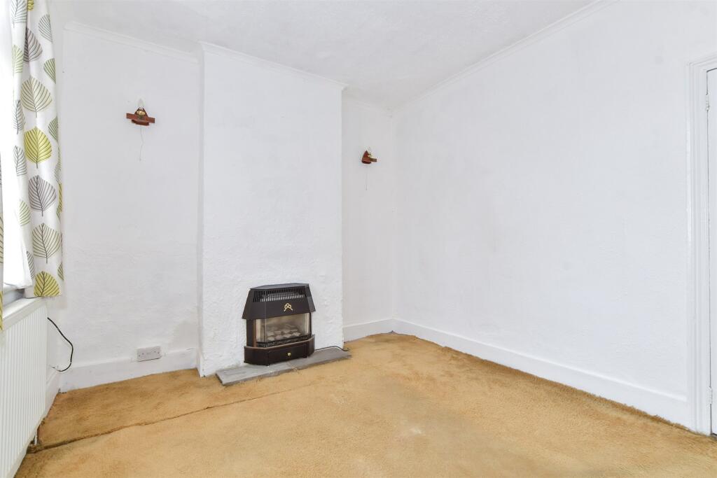 2 bedroom end of terrace house for sale in Essex Road, Halling