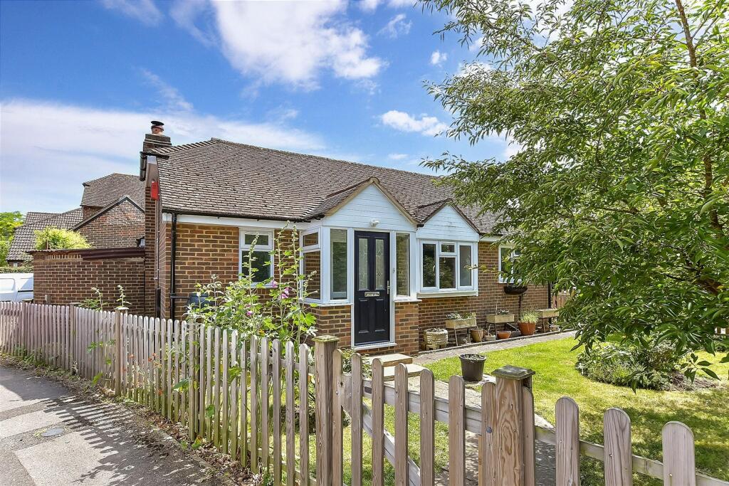 2 bedroom detached bungalow for sale in Ashbee Close, Snodland, Kent, ME6
