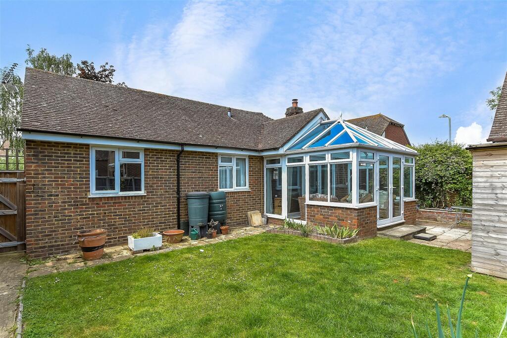 2 bedroom detached bungalow for sale in Ashbee Close, Snodland, Kent, ME6
