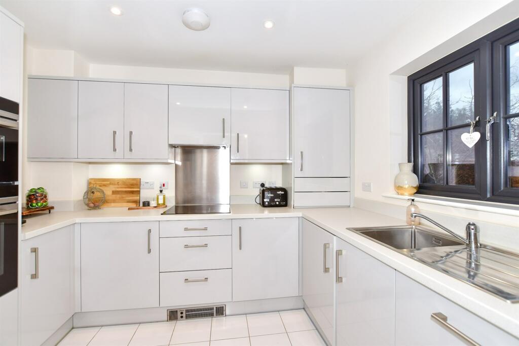 2 bedroom end of terrace house for sale in Blossom Way, Marden