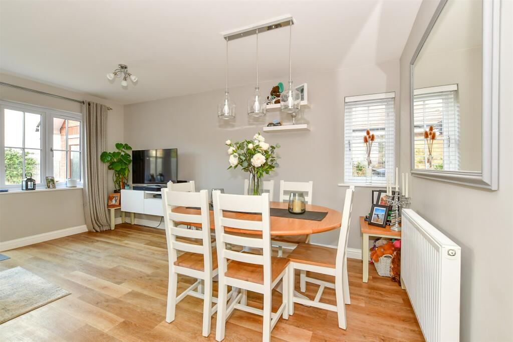 2 bedroom semidetached house for sale in Blossom Way, Marden