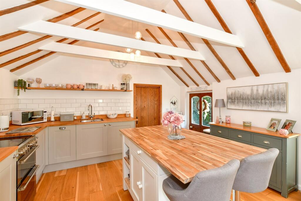 1 bedroom detached bungalow for sale in Fitzgerald Close, Staplehurst, Tonbridge, Kent, TN12