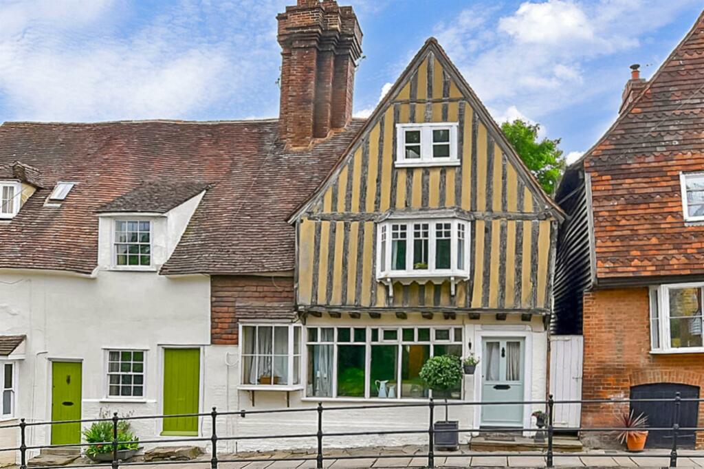 4 bedroom end of terrace house for sale in High Street, Staplehurst