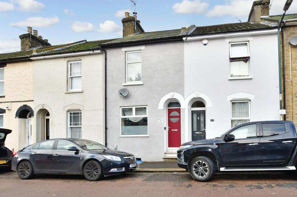 3 bedroom terraced house for sale in Montfort Road, Strood, Rochester