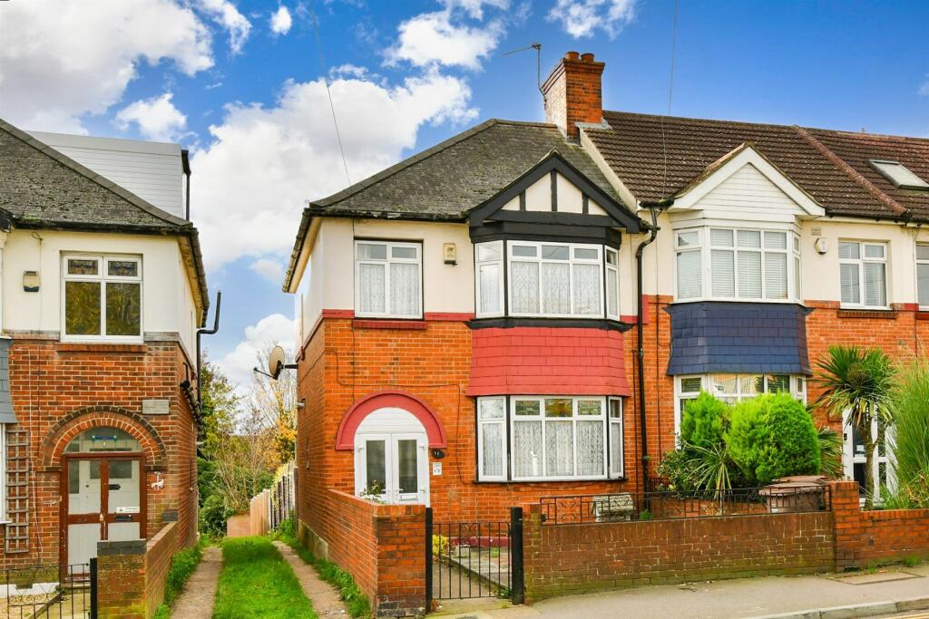 3 bedroom end of terrace house for sale in Station Road Strood