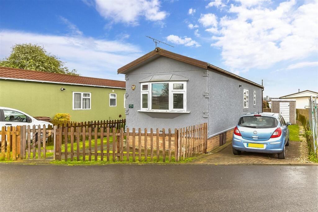 1 bedroom park home for sale in Vicarage Lane, Hoo, Rochester, Kent, ME3