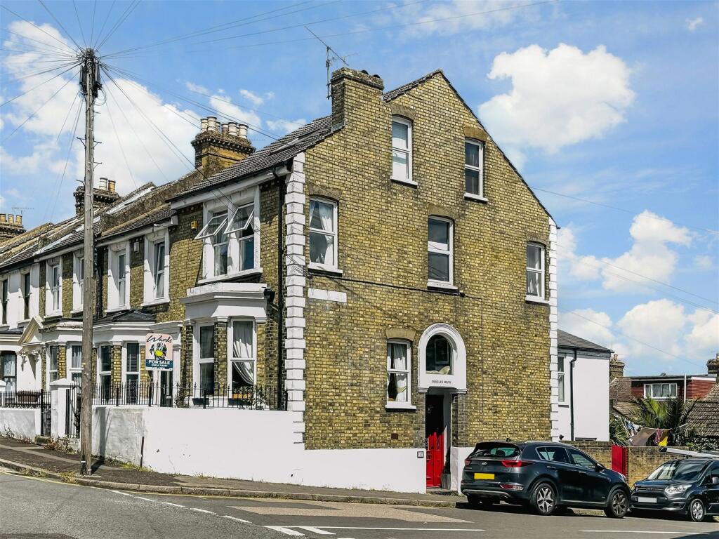 4 bedroom end of terrace house for sale in Jersey Road, Strood, Rochester, Kent, ME2