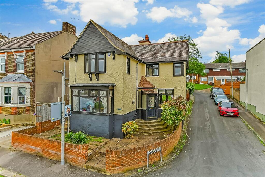 3 bedroom detached house for sale in Goddington Road, Strood, Rochester