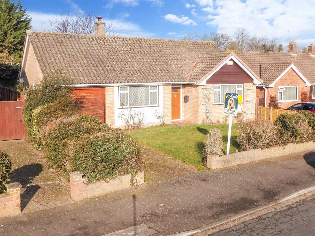 3 bedroom detached bungalow for sale in Wheatsheaf Way, Tonbridge, Kent, TN10