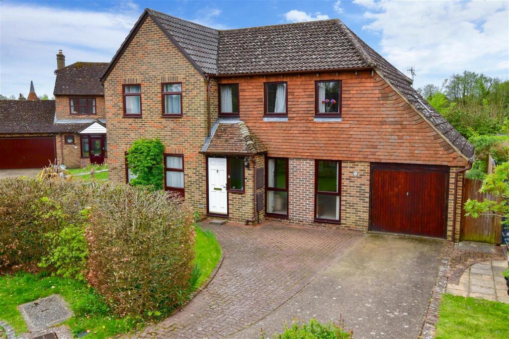 3 bedroom semidetached house for sale in Toby Gardens, Hadlow