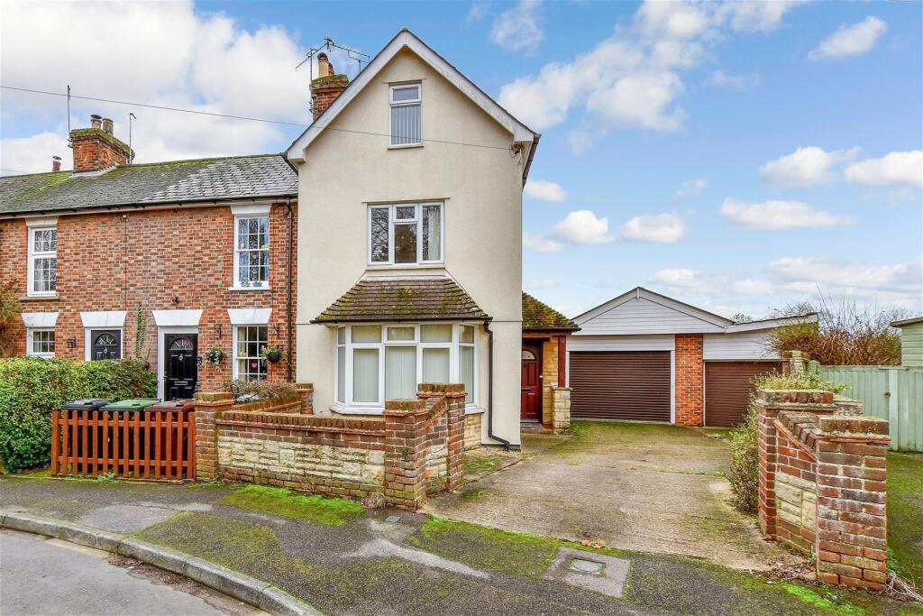 3 bedroom semidetached house for sale in The Freehold, Hadlow