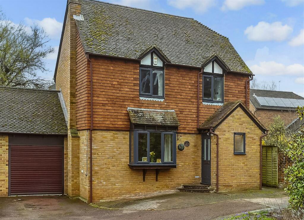 5 bedroom link detached house for sale in Carpenters Lane, Hadlow