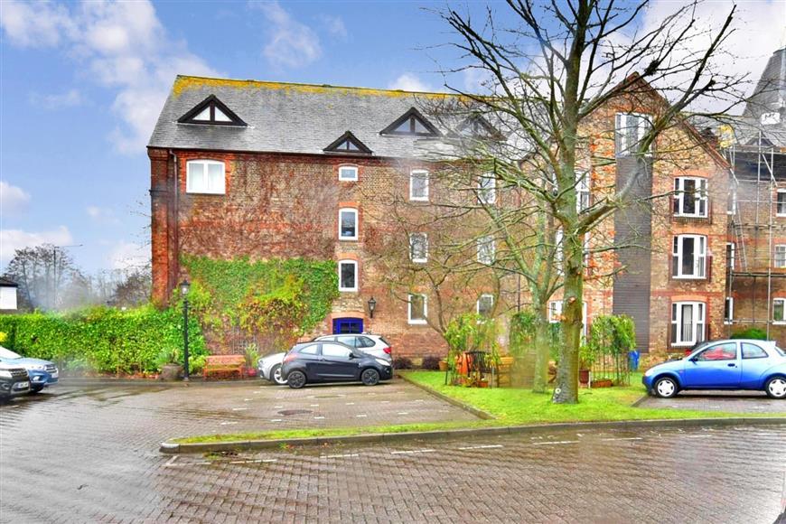 1 bedroom flat for sale in Carpenters Lane, Hadlow, Tonbridge, Kent, TN11