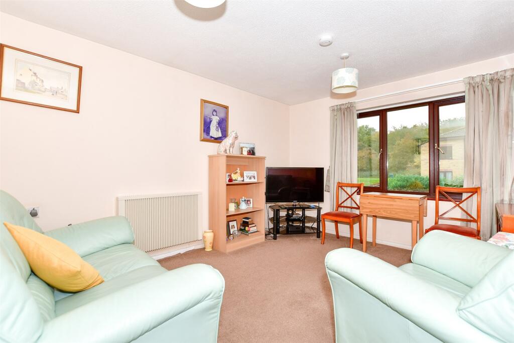 2 bedroom flat for sale in Dove Close, Chatham, Kent, ME5