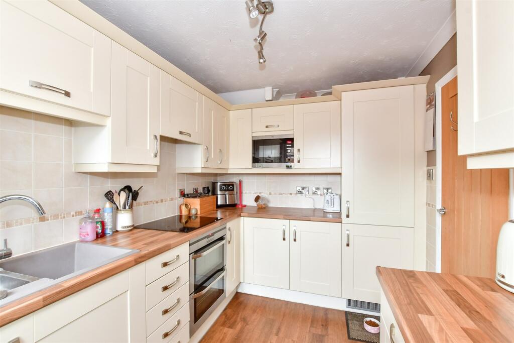 3 bedroom semidetached house for sale in Grimshill Road, Whitstable