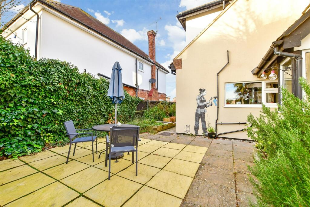 4 bedroom detached house for sale in Longtye Drive, Chestfield