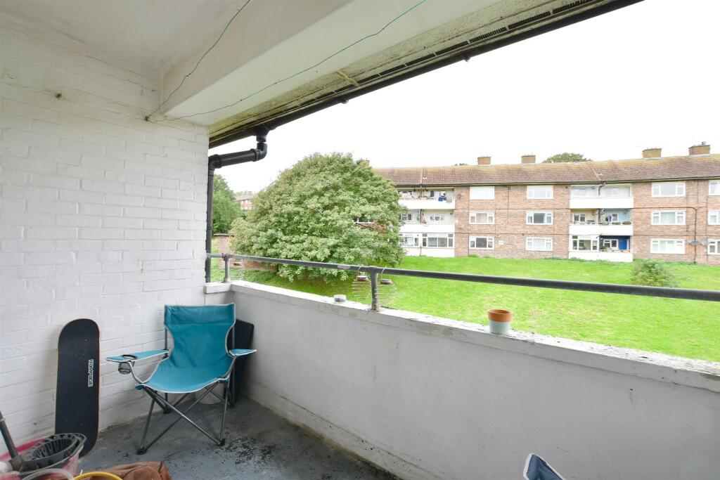 2 bedroom flat for sale in Selsfield Drive, Brighton, East Sussex, BN2